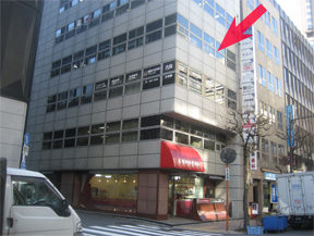 最初の交差点の左側のビルの4階がクリニックです。 1階の赤い屋根の阪神調剤薬局が目印です。